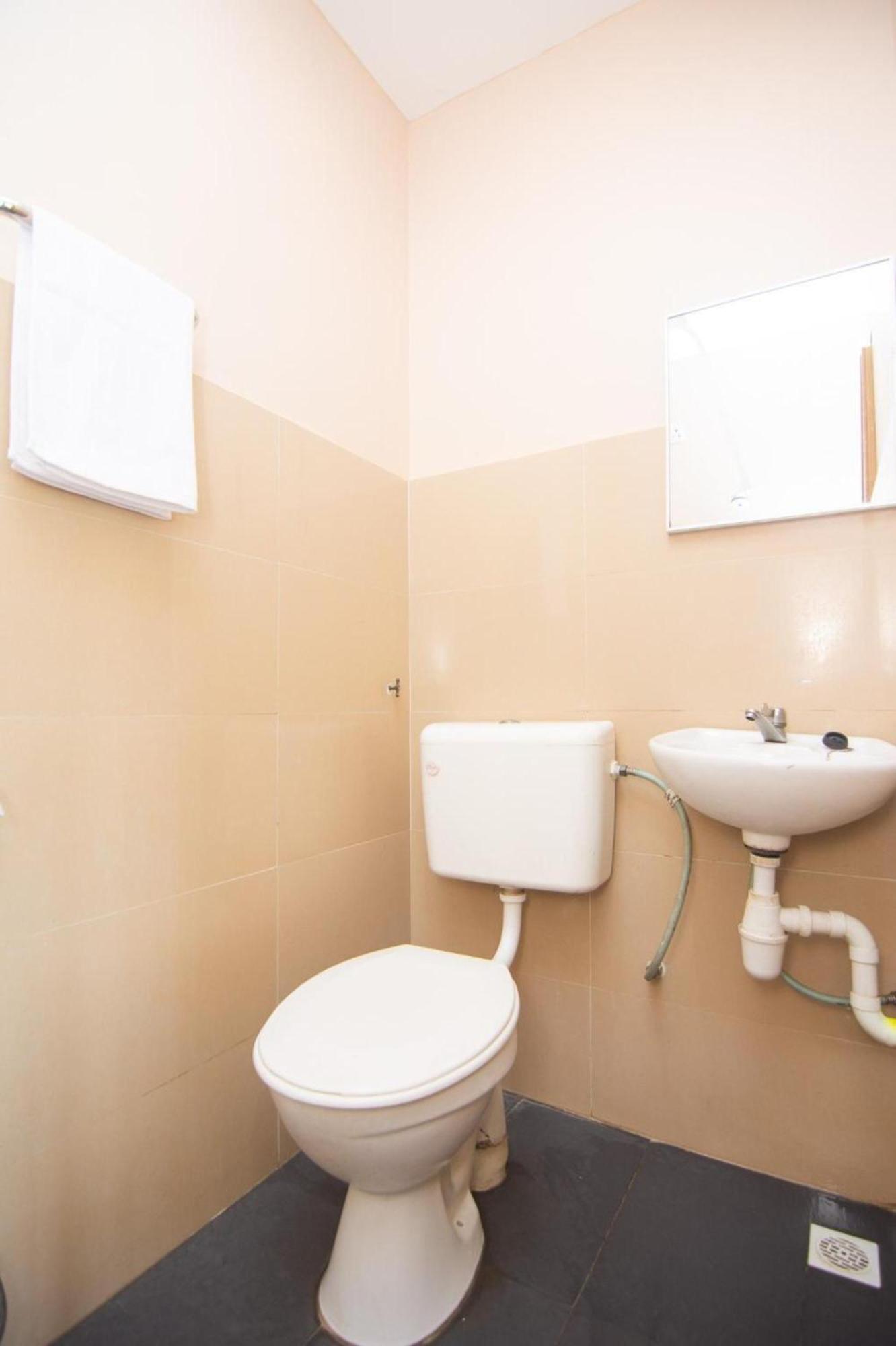 Oyo 1224 Hotel Hajah Rohayah Tanjong Malim Exteriör bild