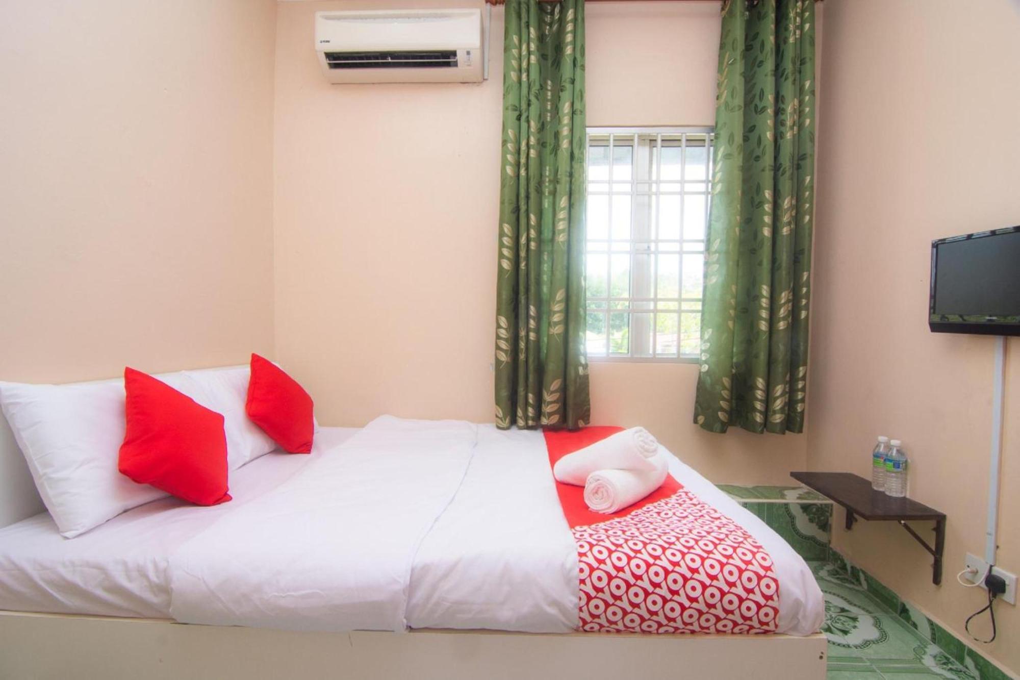 Oyo 1224 Hotel Hajah Rohayah Tanjong Malim Exteriör bild