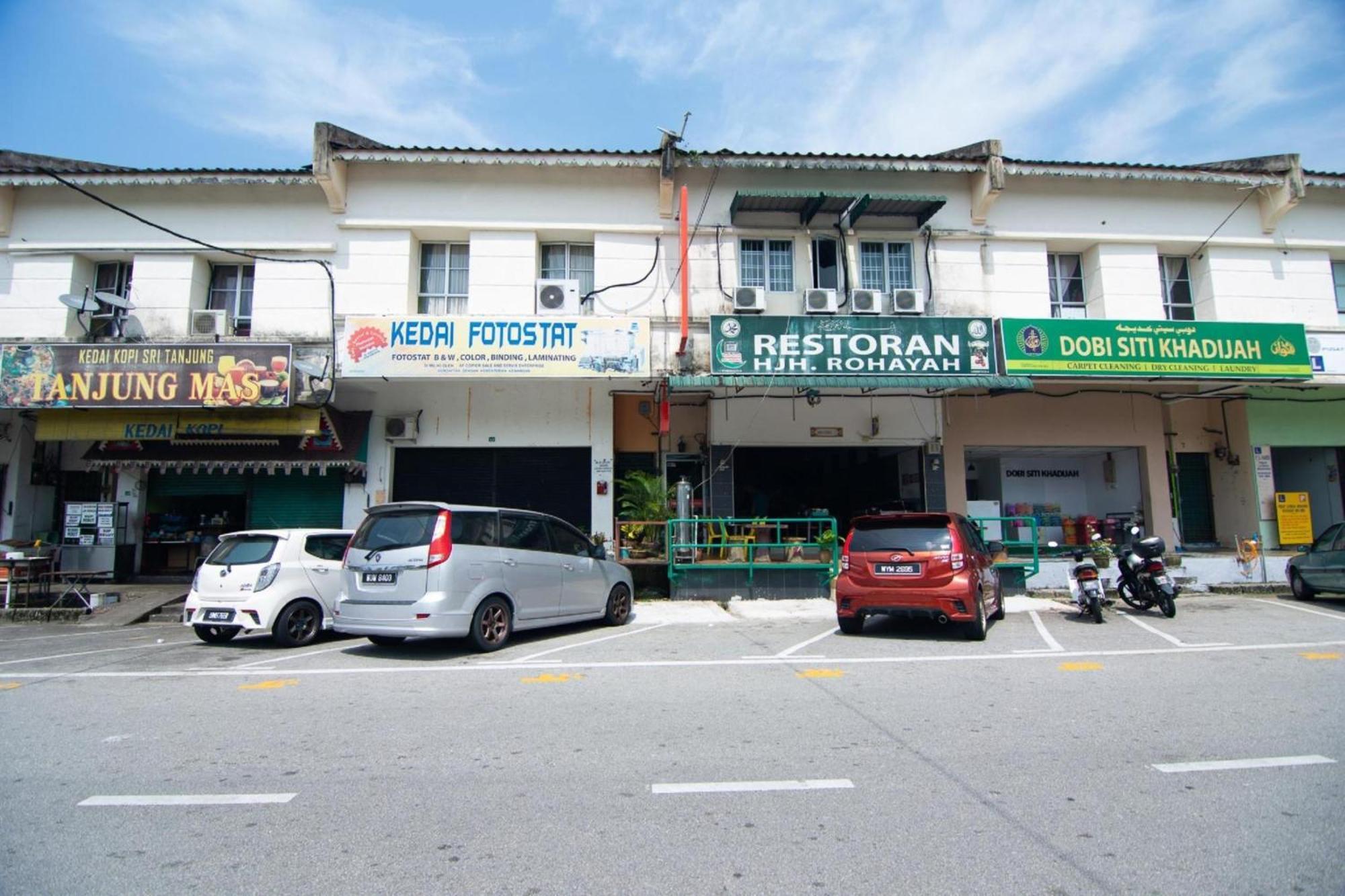 Oyo 1224 Hotel Hajah Rohayah Tanjong Malim Exteriör bild